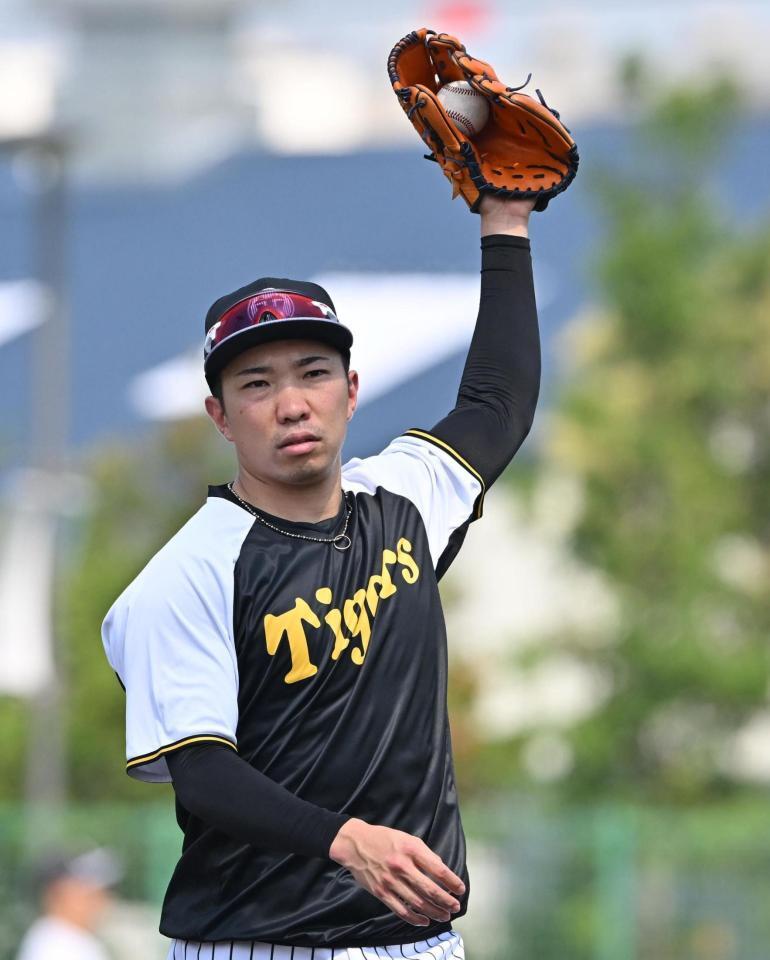 　キャッチボールで調整する石井（撮影・西田忠信）