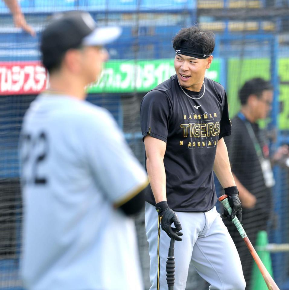 　笑顔で打撃練習に向かう佐藤輝（撮影・西岡正）