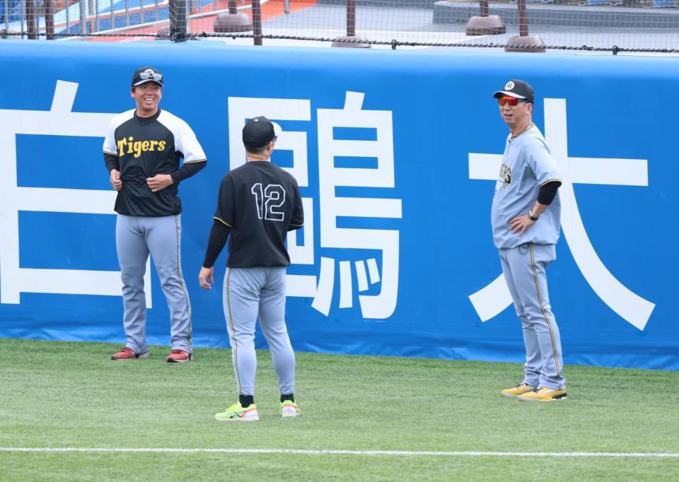 　談笑する村上、藤川監督（撮影・金田祐二）