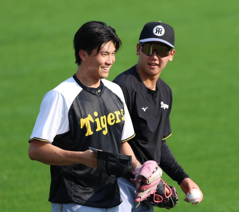 　１軍に合流し笑顔で調整する湯浅（左）と門別（撮影・金田祐二）