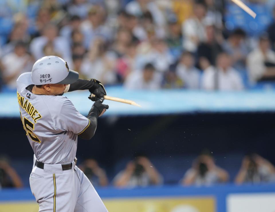 　３回、ヘルナンデスの折れたバットがスタンドへ飛んだ（撮影・西岡正）