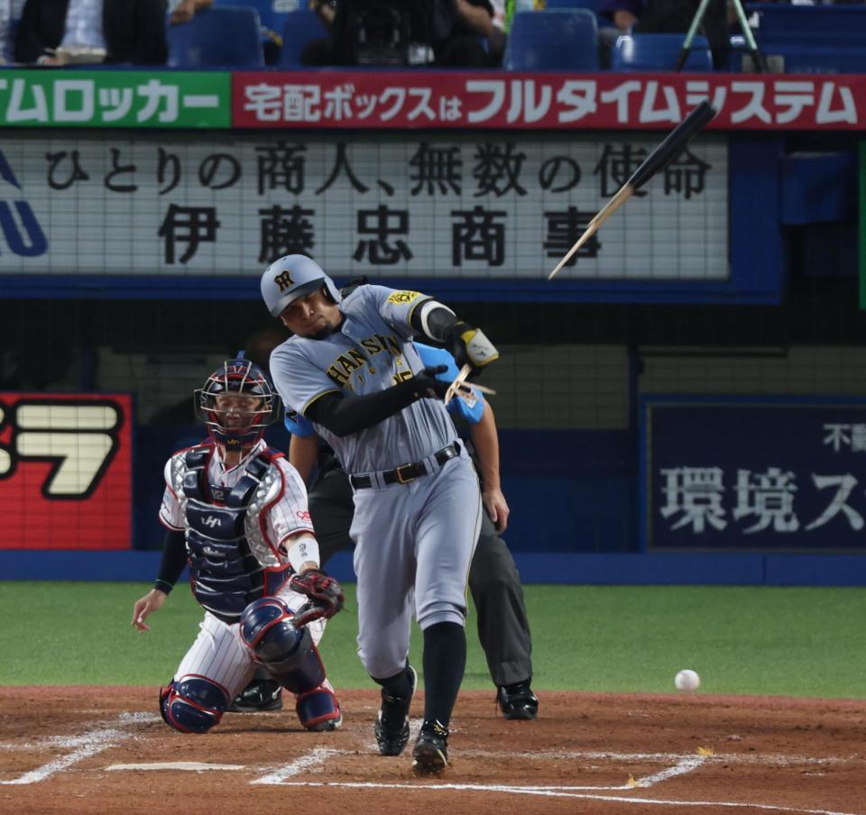 　３回、バットを折られるヘルナンデス（撮影・金田祐二）