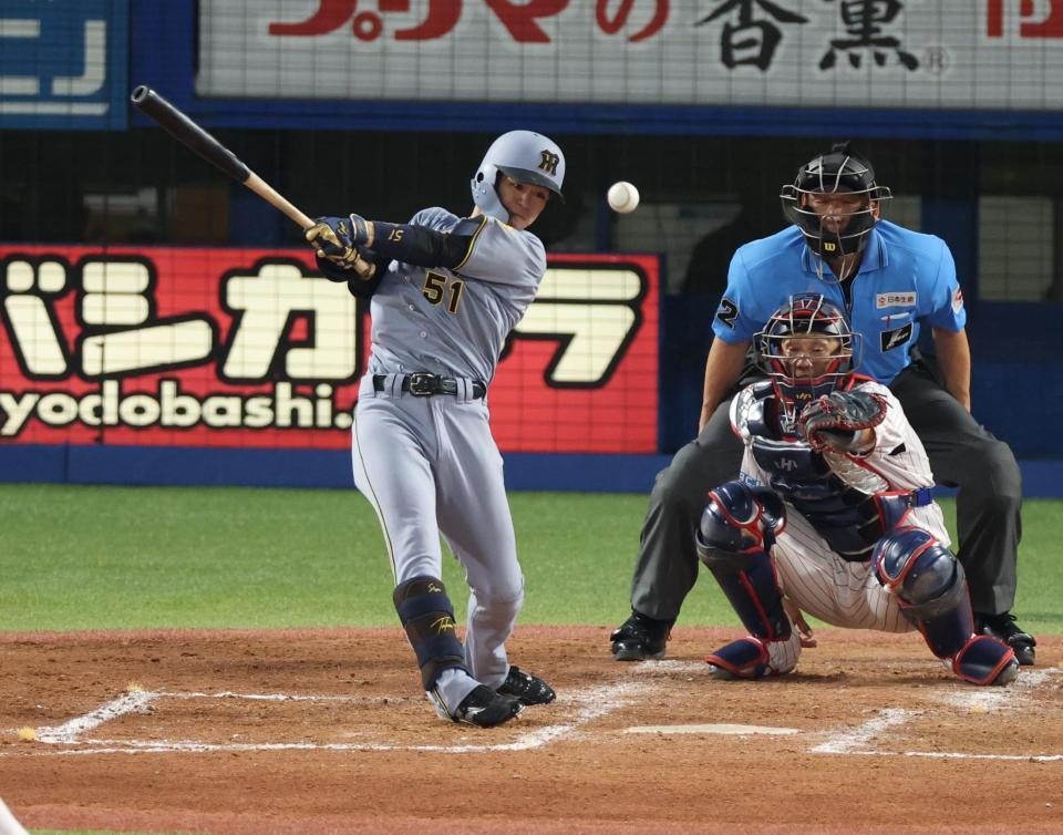 　４回、中前打を放つ中野（撮影・金田祐二）