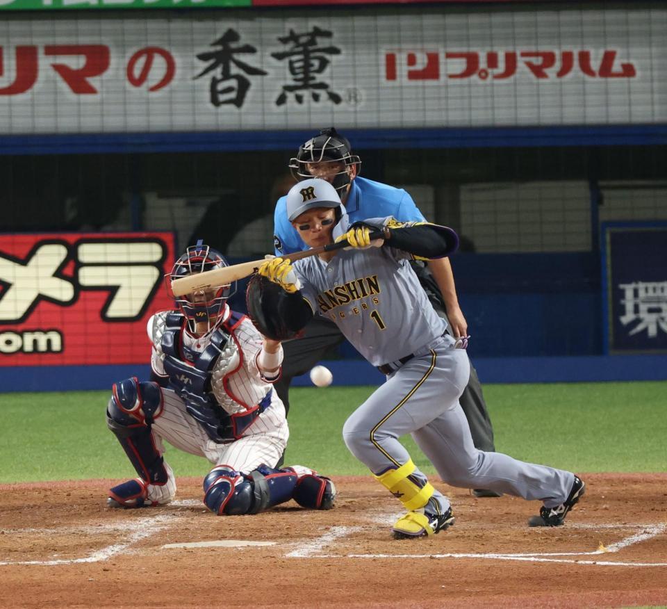 　４回、セーフティーバントを試みる森下（撮影・金田祐二）