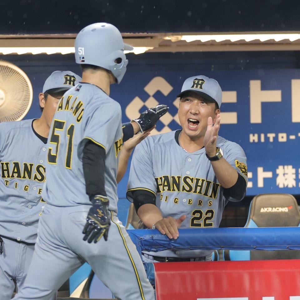 　４回、生還した中野（左）を祝福する藤川監督（撮影・西岡正）