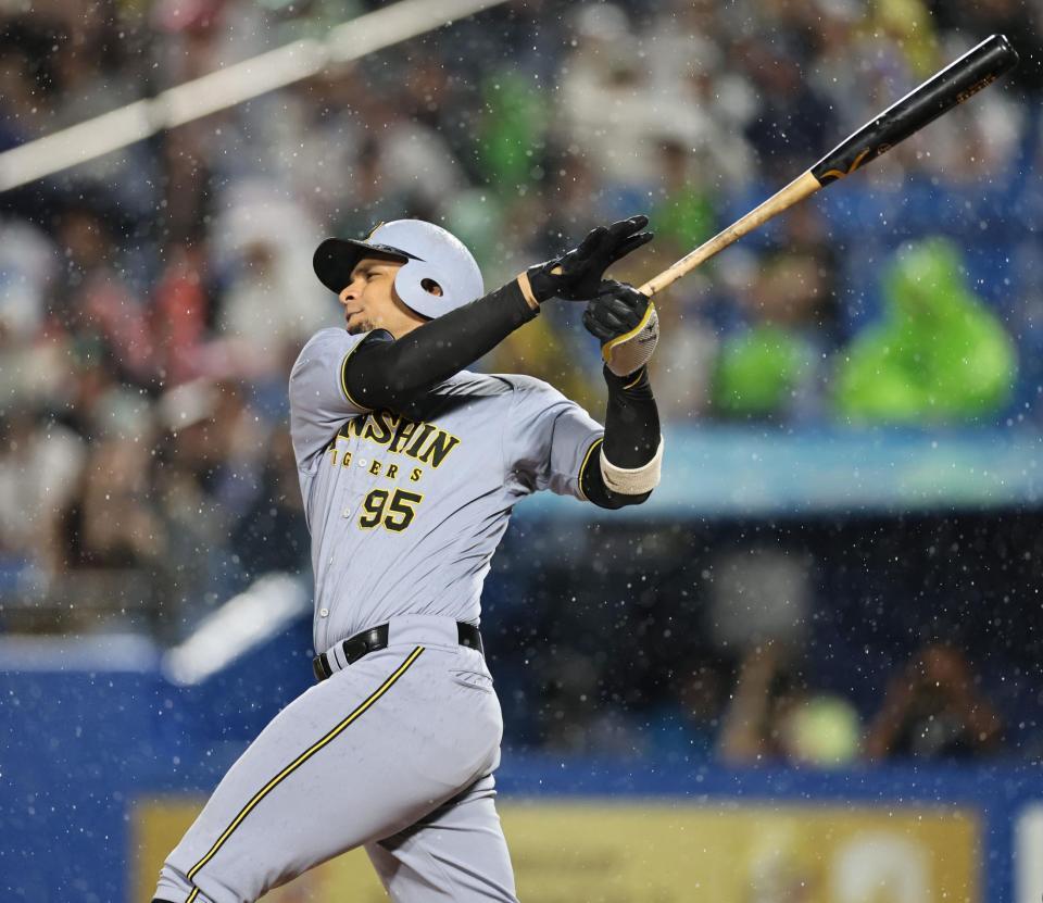 　４回、適時打を放つヘルナンデス（撮影・田中太一）