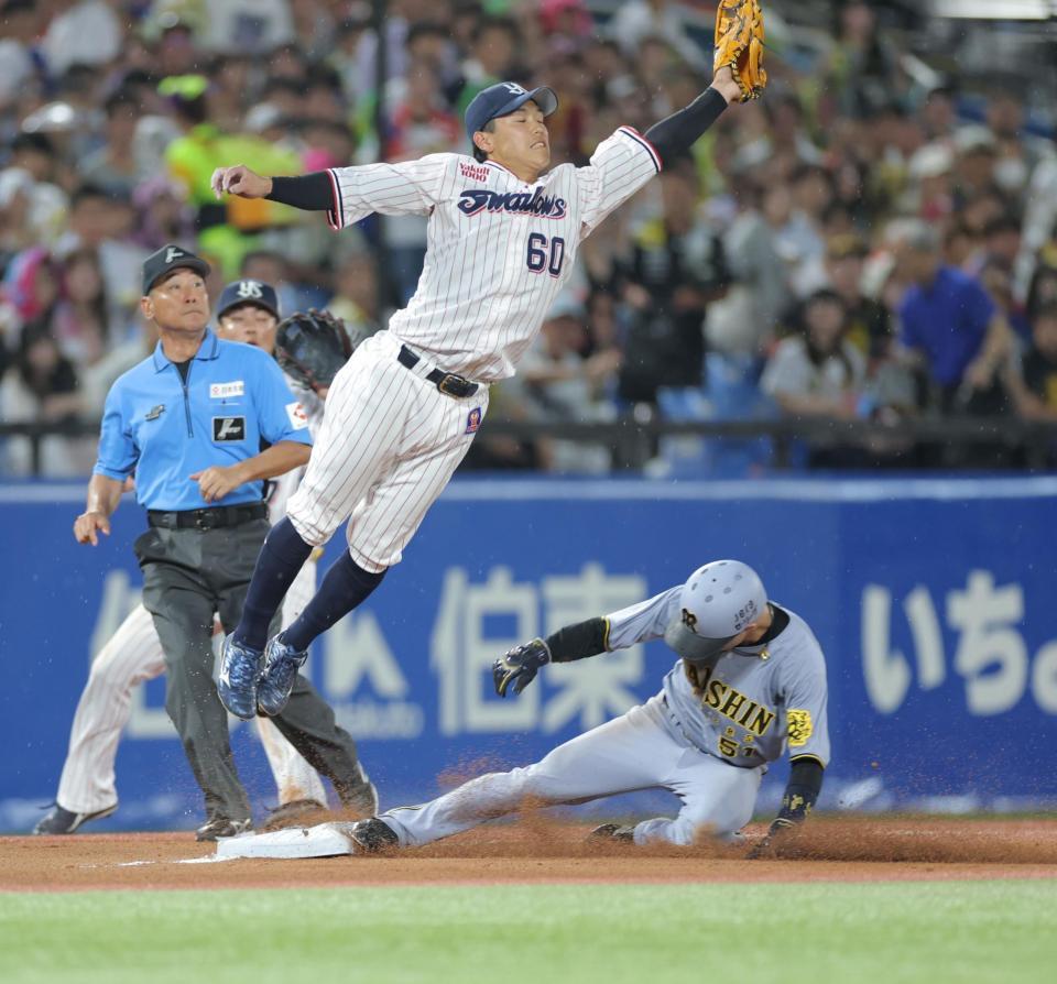 　４回、森下の内野安打で一塁へ送球後、オスナが三塁へ悪送球する（撮影・西岡正）