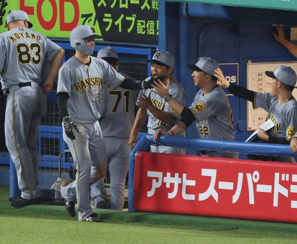 　４回、森下の内野安打と悪送球で生還し、藤川監督に迎えられる中野（撮影・金田祐二）