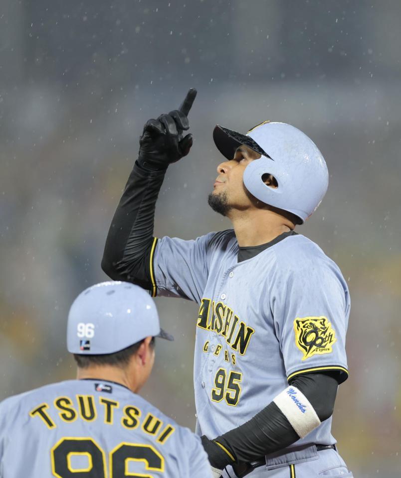 　４回、適時打を放ち、天を仰ぐヘルナンデス（撮影・西岡正）