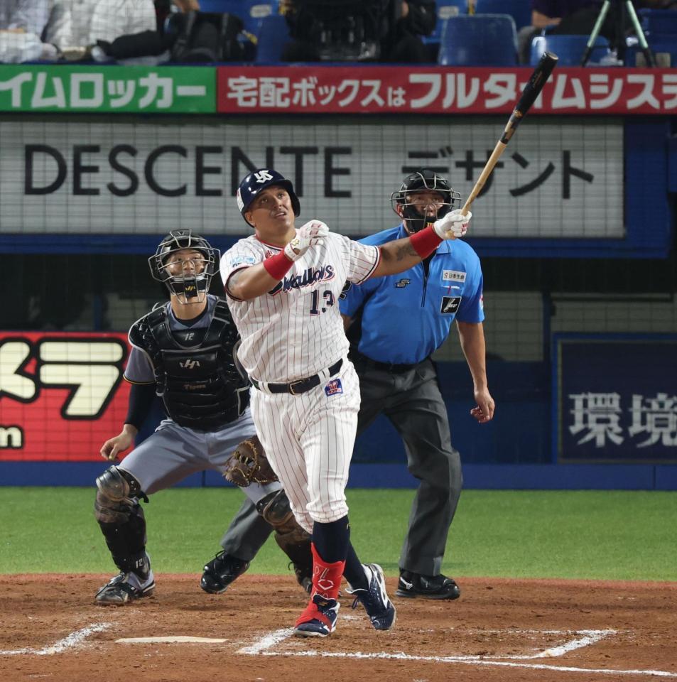 　７回、同点２ランを放つオスナ（撮影・金田祐二）