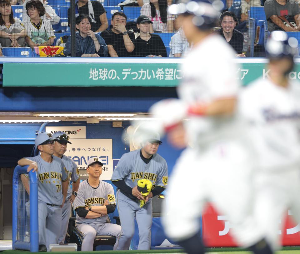 　７回、同点２ランを放ったオスナ（手前）を見つめる藤川監督（撮影・西岡正）