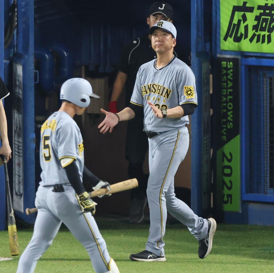 　９回、選手交代を告げる藤川監督（撮影・金田祐二）