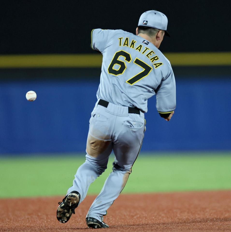 　９回、三塁を守った高寺は内山の打球を捕れず、サヨナラ負けを喫する（撮影・田中太一）