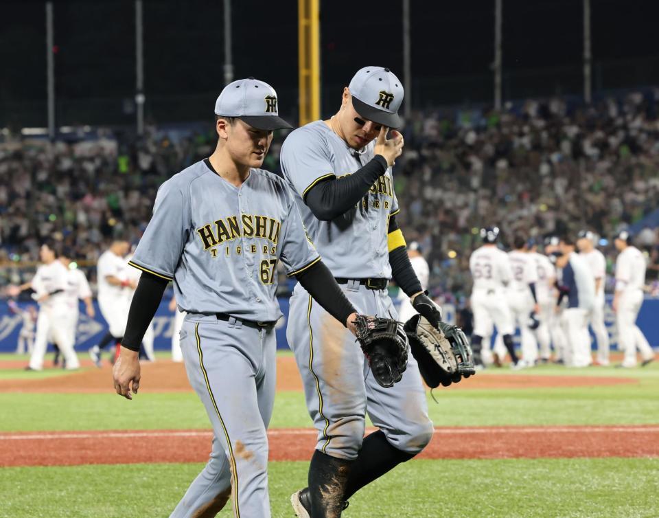 　サヨナラ負けを喫し引き揚げる佐藤輝（右）と高寺（撮影・田中太一）