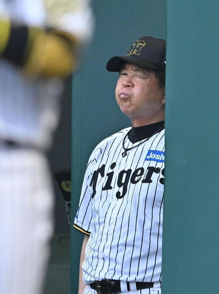 　２回、ベンチで厳しい表情の平田２軍監督（撮影・西田忠信）