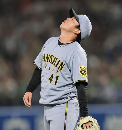 　７回、オスナに同点２ランを許し、天を仰ぐ村上（撮影・田中太一）