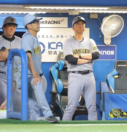 　高寺の後逸でのサヨナラ負けに呆然と立ち尽くす藤川監督（右）＝撮影・西岡正