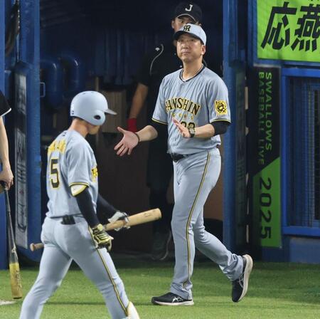 　９回、選手交代を告げる藤川監督（撮影・金田祐二）