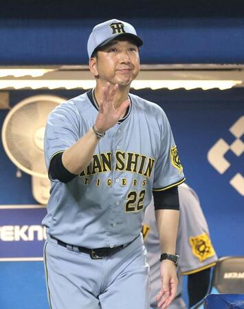 　８回、投手交代を告げに向かう藤川監督（撮影・西岡正）