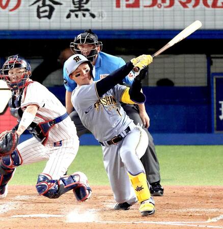 　４回、内野安打を放つ森下（撮影・金田祐二）