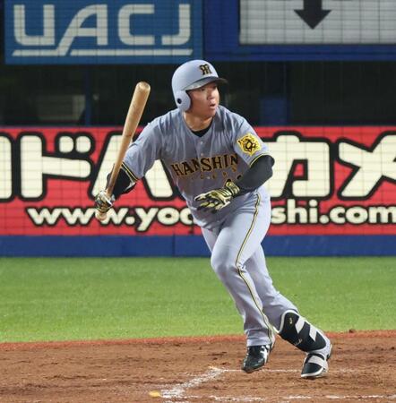 　５回、左前打を放つ村上（撮影・金田祐二）