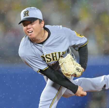 　４回、雨の中を力投する村上（撮影・西岡正）