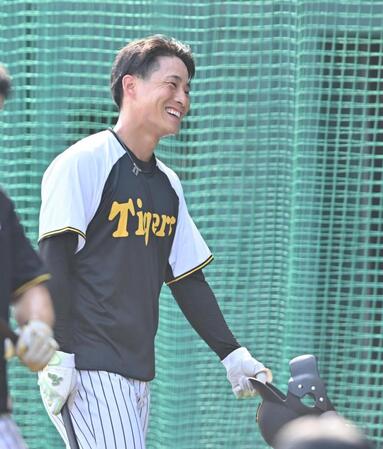 　練習中に笑顔を見せる木浪（撮影・西田忠信）