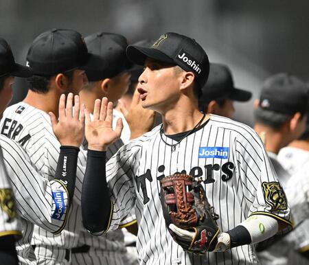 　勝利後、ナインとタッチを交わす木浪（撮影・西田忠信）