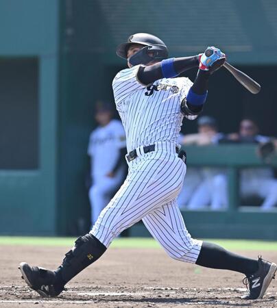 　２回、先制ソロを放つ井上（撮影・西田忠信）