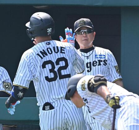 　２回、先制ソロの井上（左）を迎える平田２軍監督（撮影・西田忠信）