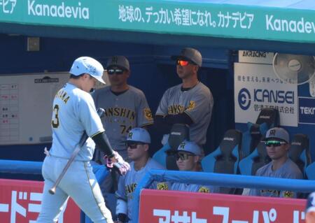 　４回、大山が空振り三振に倒れ厳しい表情の藤川監督（撮影・金田祐二）