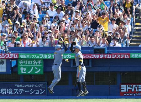 　５回、左越えに先制２ランを放ち佐藤輝に迎えられる森下（撮影・金田祐二）