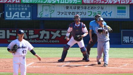 　４回、空振り三振に倒れる大山（撮影・金田祐二）