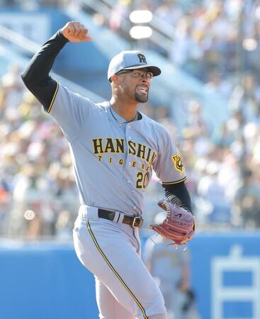 　７回のピンチをしのぎ、ガッツポーズのデュプランティエ（撮影・西岡正）