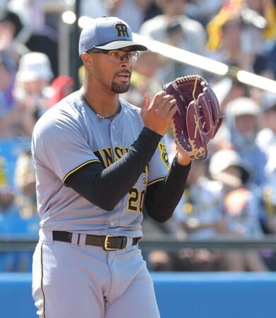 　１回、坂本の好プレーに拍手を送るデュプランティエ（撮影・西岡正）