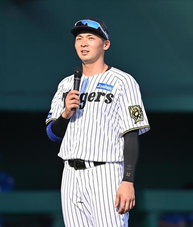 　試合後、ファンにスピーチする井上（撮影・西田忠信）