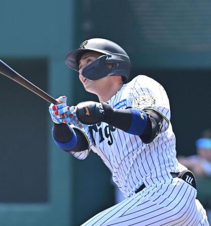 　２回、先制ソロを放つ井上（撮影・西田忠信）