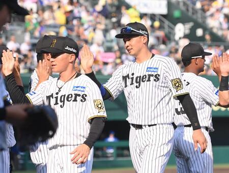 　試合に勝利し、ナインとタッチを交わす井上（右）＝撮影・西田忠信