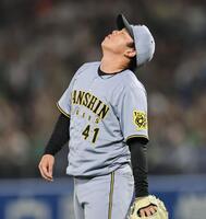 　７回、オスナに同点２ランを許し、天を仰ぐ村上（撮影・田中太一）