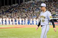 　無念の表情で引き揚げる藤川監督（撮影・田中太一）