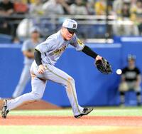 　９回、内山の打球を後逸する高寺