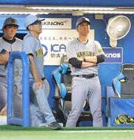 　高寺の後逸でのサヨナラ負けに呆然と立ち尽くす藤川監督（右）＝撮影・西岡正