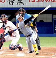 　４回、内野安打を放つ森下（撮影・金田祐二）