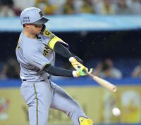 　４回、三塁への内野安打を放つ森下（撮影・西岡正）