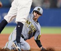 　４回、相手守備が乱れる間に三塁を陥れる中野（撮影・田中太一）