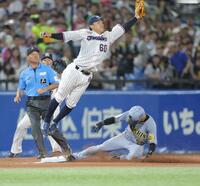 　４回、森下の内野安打で一塁へ送球後、オスナが三塁へ悪送球する（撮影・西岡正）