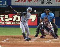 　４回、中前打を放つ中野（撮影・金田祐二）