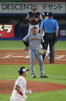 　７回、オスナに同点２ランを浴びた村上（撮影・金田祐二）