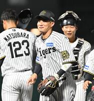 　勝利後、笑顔を見せる木浪（撮影・西田忠信）