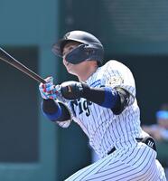 　２回、先制ソロを放つ井上（撮影・西田忠信）